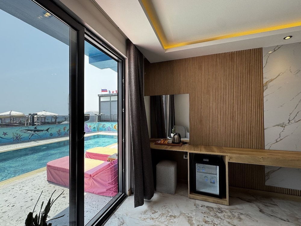 Deluxe Triple Room, Pool View photo 2
