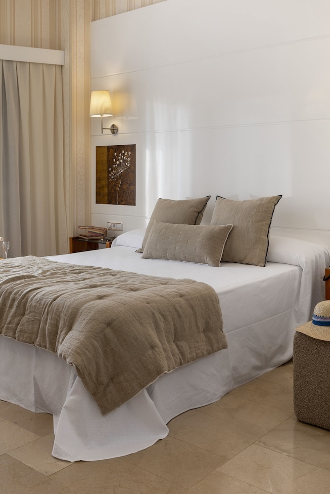 Romantic Double Room, Jetted Tub - Photo 2