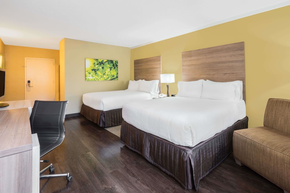 Room, 2 Queen Beds, Accessible, Non Smoking (Roll In Shower) photo 2