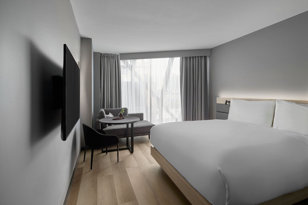 Deluxe Room, 1 King Bed - Photo 1