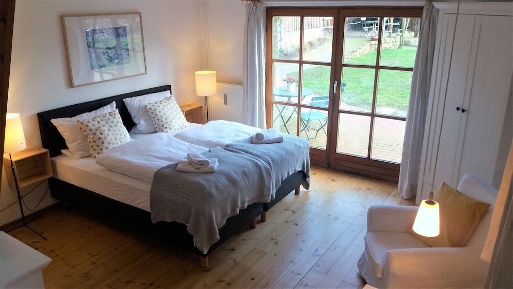 Comfort Apartment, 1 Queen Bed, Non Smoking, Garden View photo 1