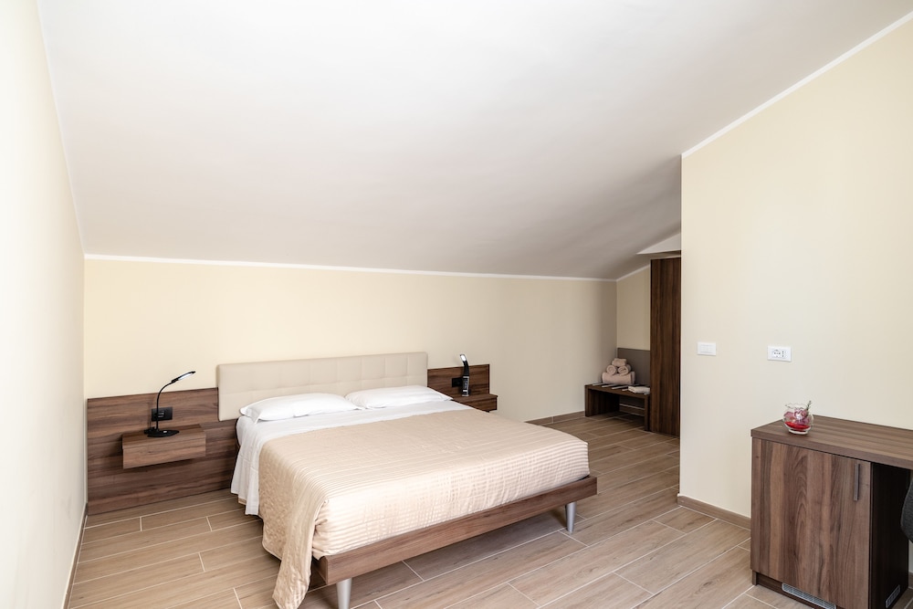 Double Room, 1 Queen Bed (Carmen)