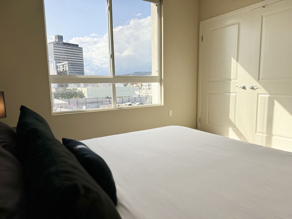 Beautiful 1 BR in LA Gym Pool 10mins to Cedar, Foto 41