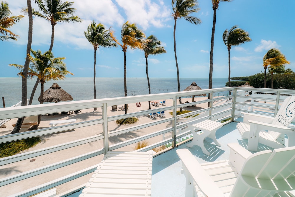Oceanfront King Suite w/ Kitchen & Private Balcony - Photo 36