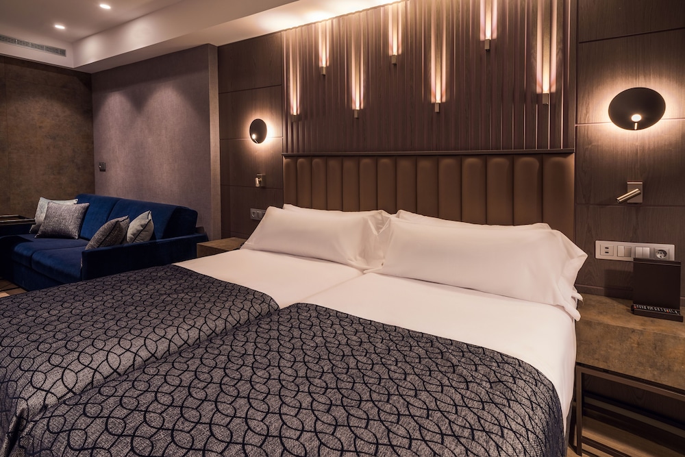 Premium Double Room Single Use - Photo 4