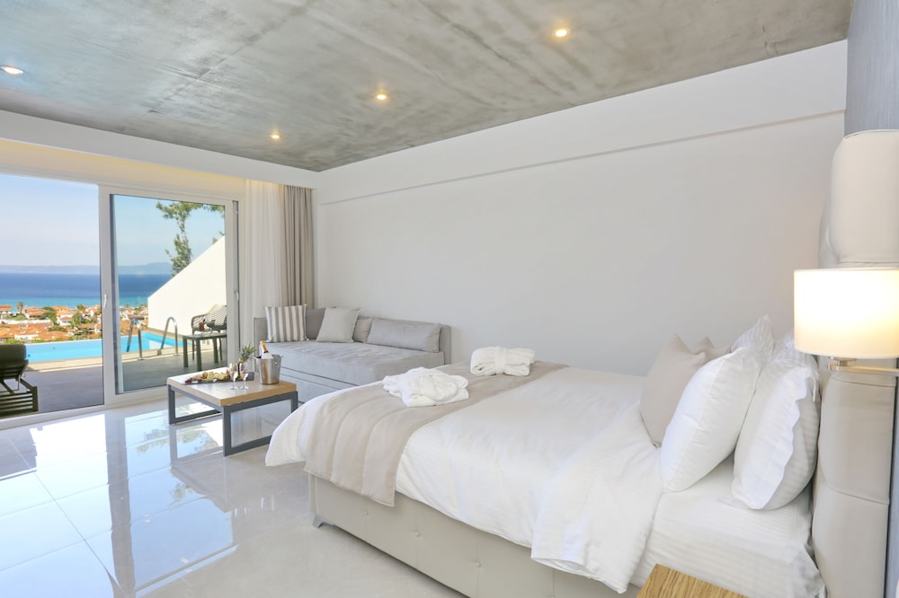 Deluxe Junior Suite (Panoramic Sea view with heated private pool) - Photo 2