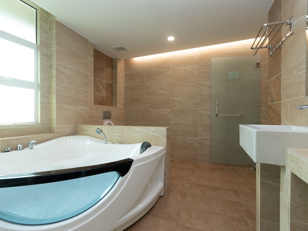 Premium Double Room, 1 King Bed photo 3