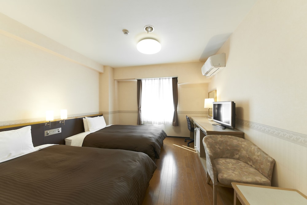 Basic Twin Room, 2 Large Twin Beds, Non Smoking - Photo 1