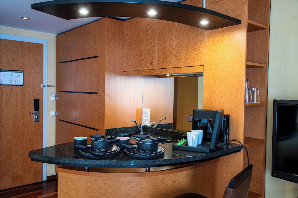 Business Room, 1 Double Bed, Kitchenette (Converts to 2 Twin Beds) - Photo 2