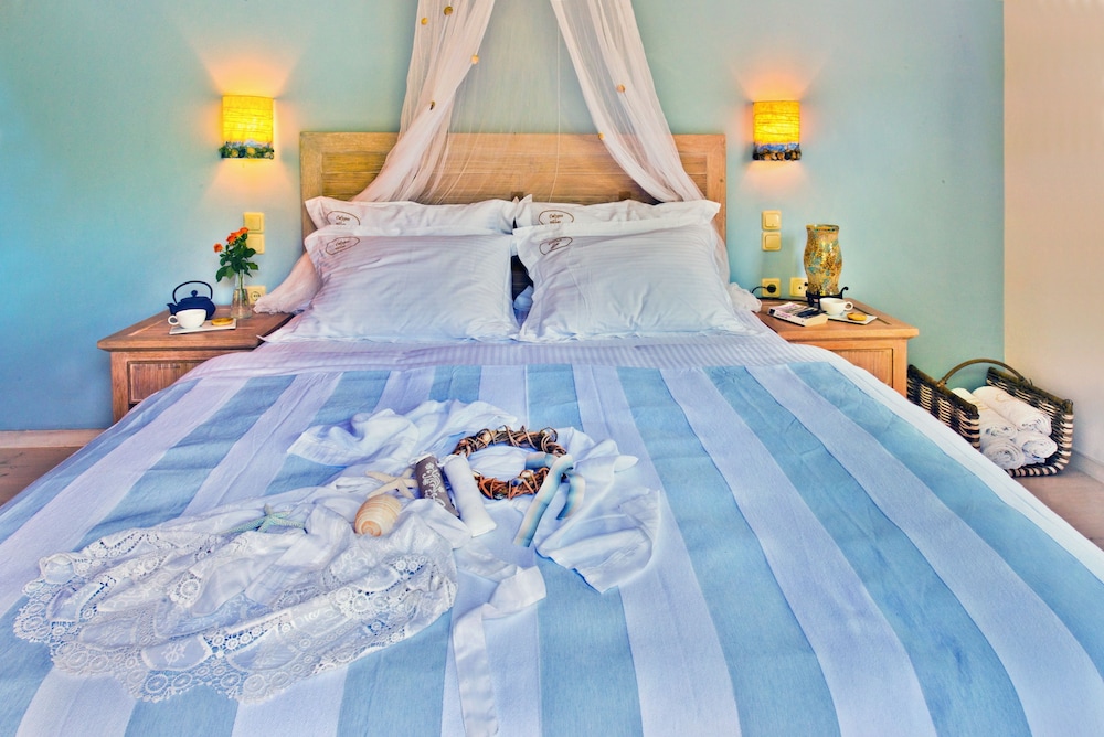 Deluxe Beachfront View Suite - Photo 2