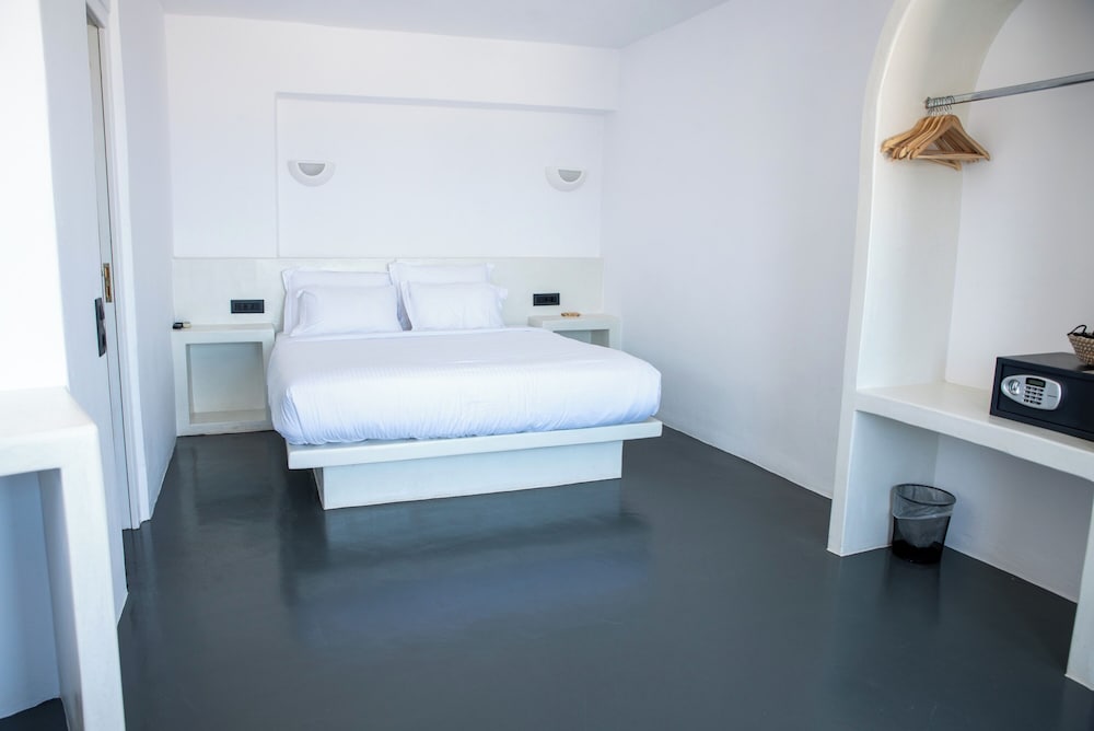 Signature Suite with Outdoor Plunge Pool Jetted Tub & Sea View