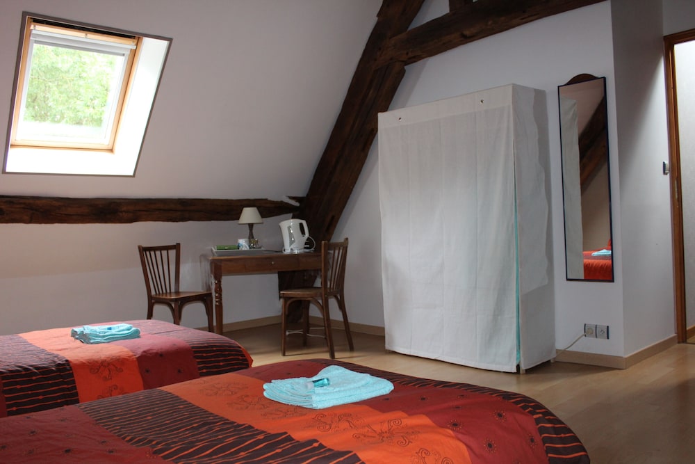 Club Room, 2 Twin Beds, Shared Bathroom photo 2