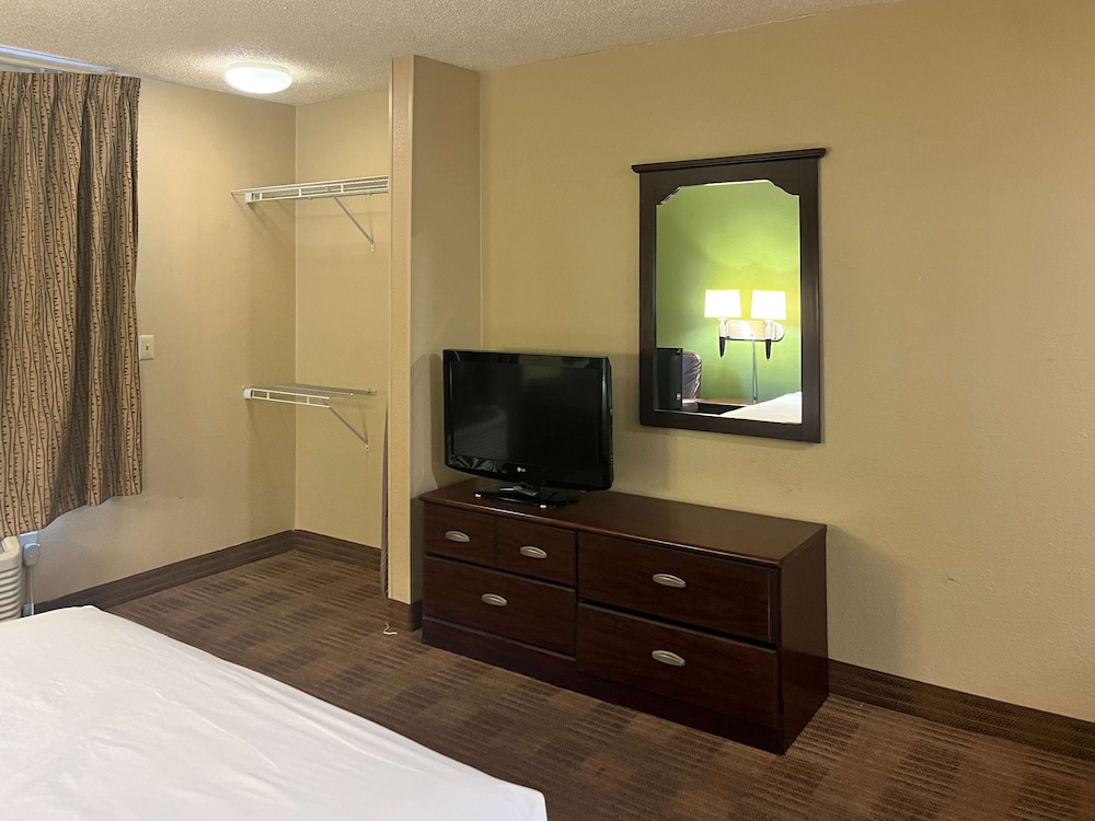 Standard Room, 1 Queen Bed, Non Smoking, Kitchen - Photo 3