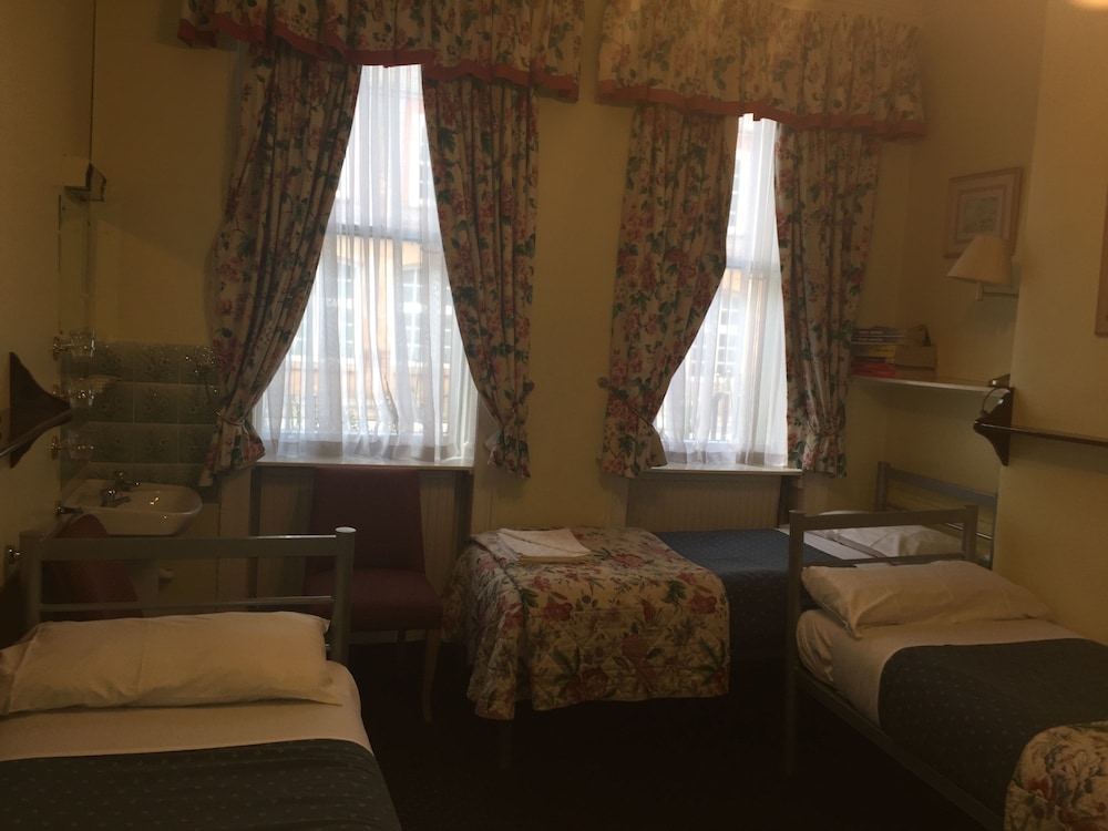Triple Room, 3 Twin Beds, Shared Bathroom photo 3