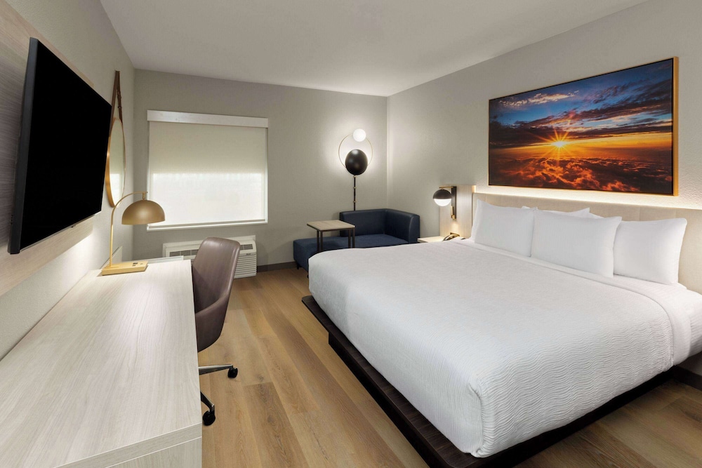 Standard Room, 1 King Bed photo 1