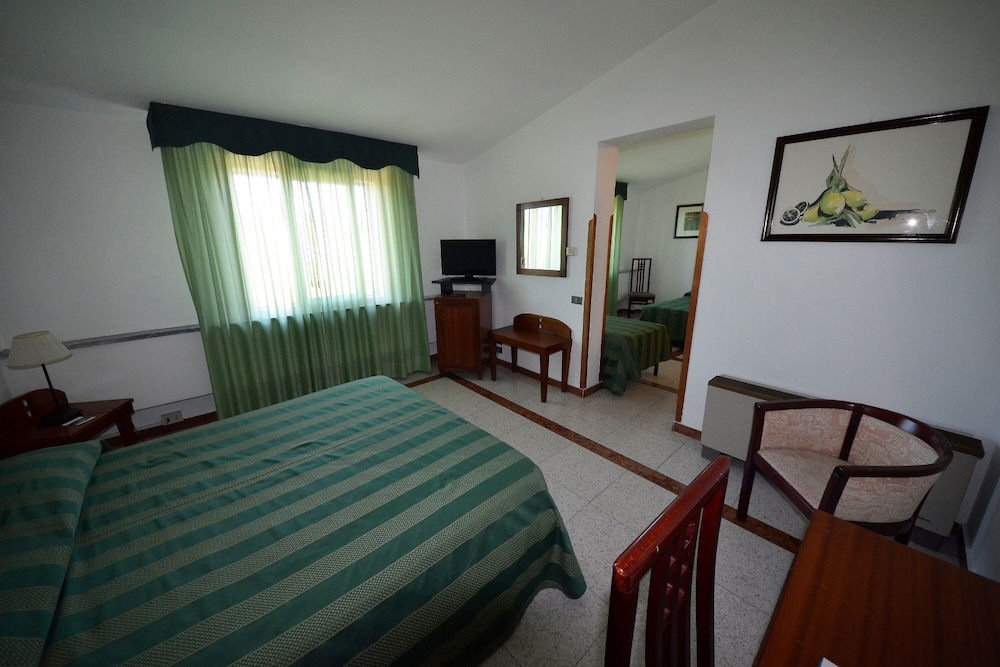 Economy Quadruple Room (Street View) photo 1
