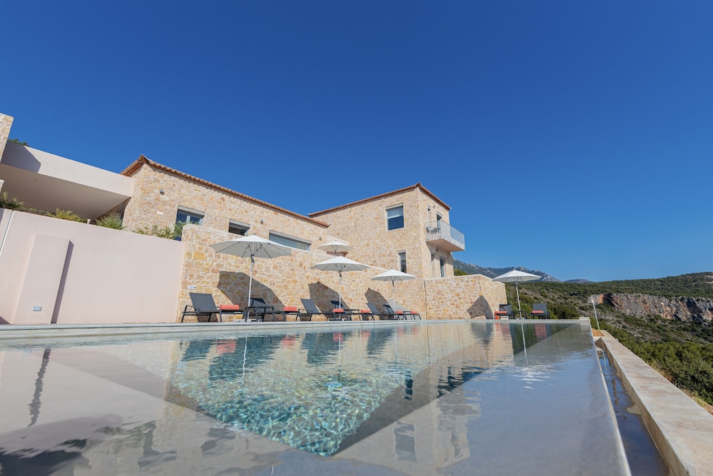 Main Villa photo 1