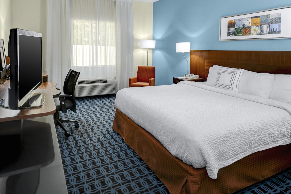 Room, 1 King Bed (Mobility/Hearing Accessible, Tub) photo 1