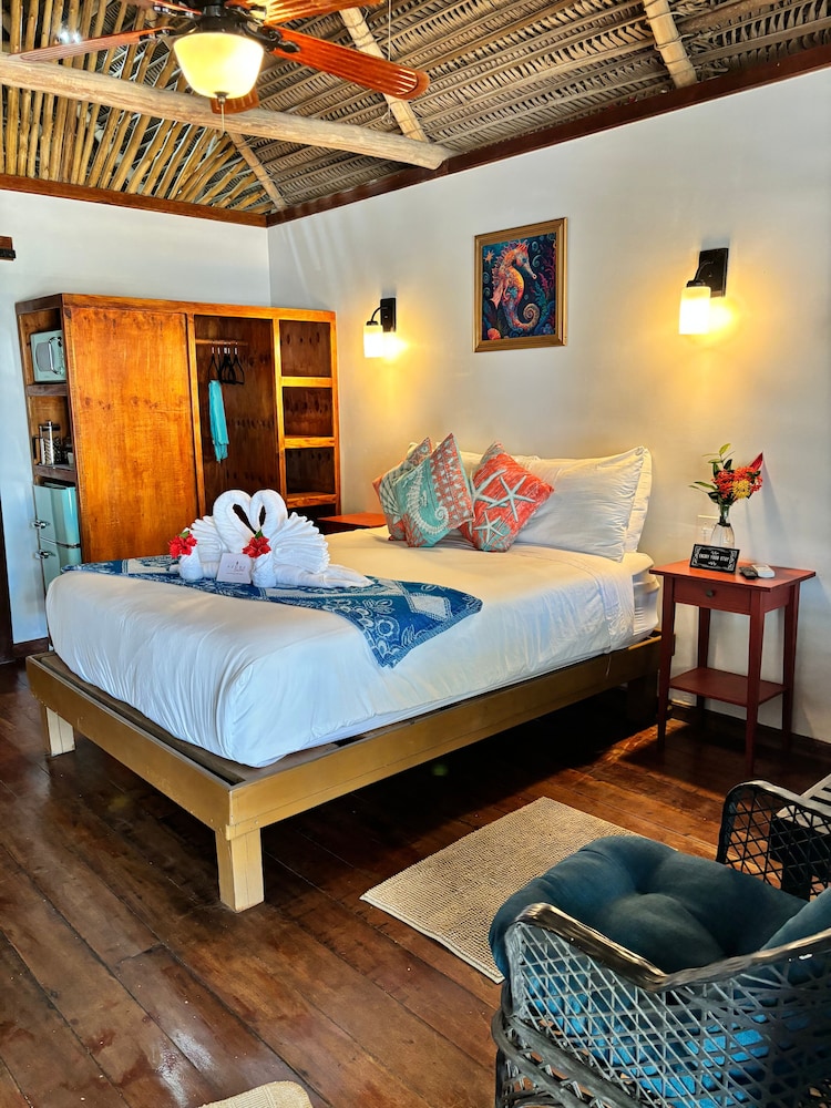 Standard Cabin, 1 Queen Bed, Partial Ocean View photo 1