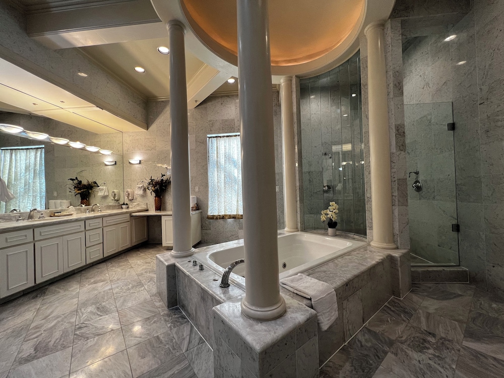 King Grand Suite photo 2