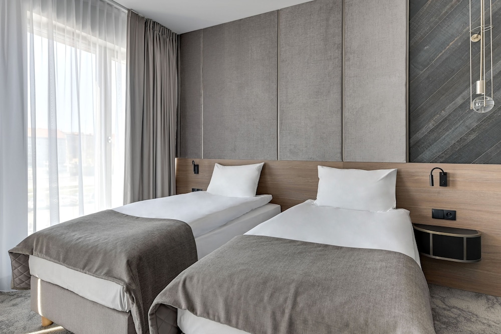 Business Room, Multiple Beds, Non Smoking - Photo 4