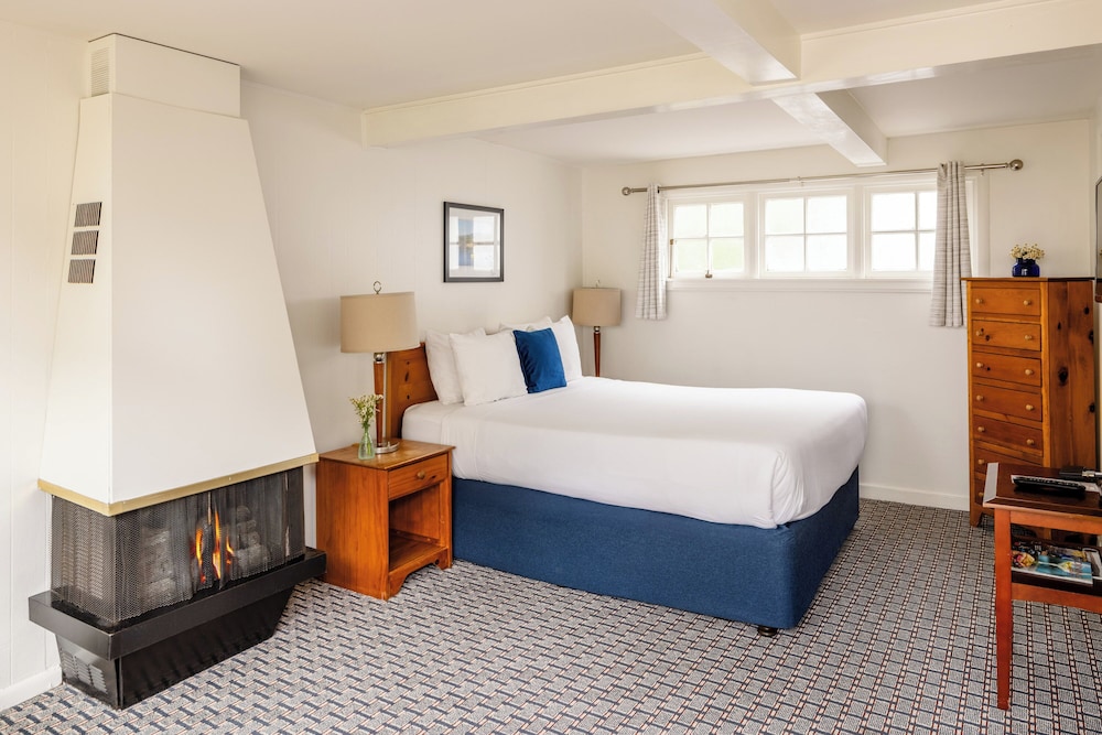Classic Room, 1 Queen Bed, Fireplace, Courtyard View photo 1