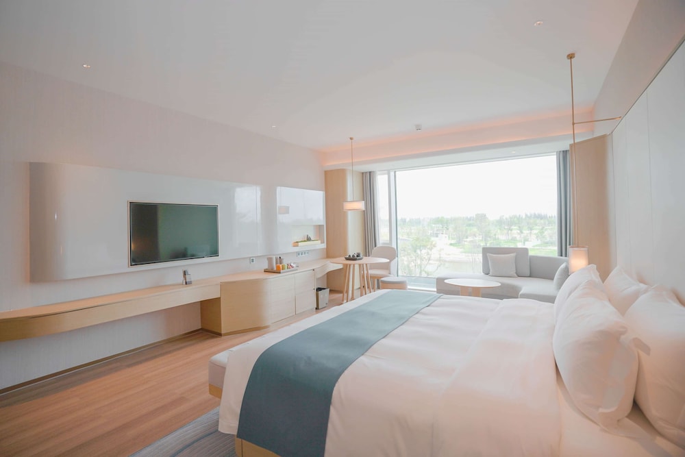 Superior Room, 1 King Bed, Lake View