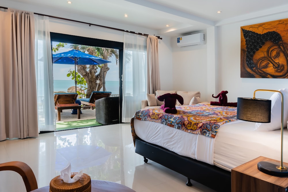 Deluxe Beachfront Room - Photo 1