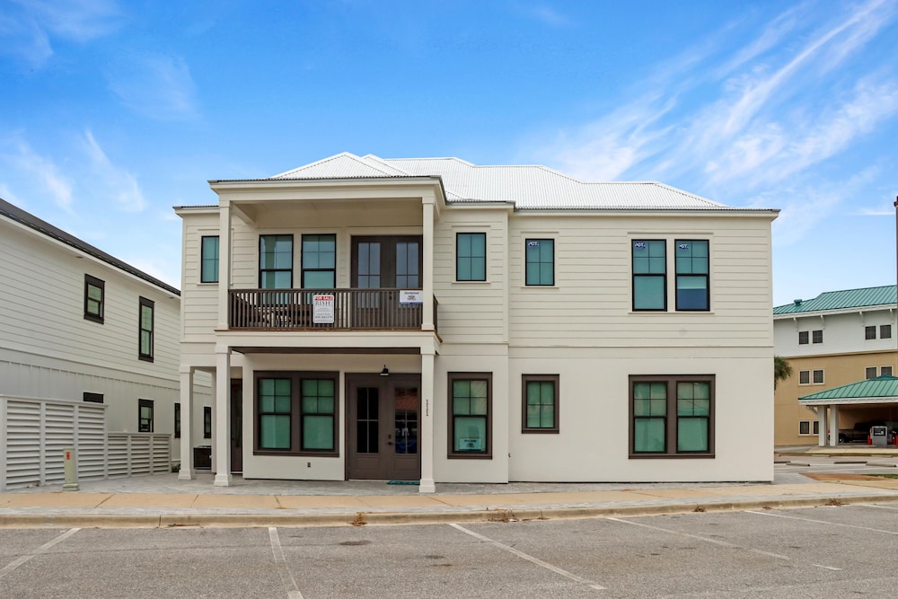 House, Multiple Beds (Mint Julep)
