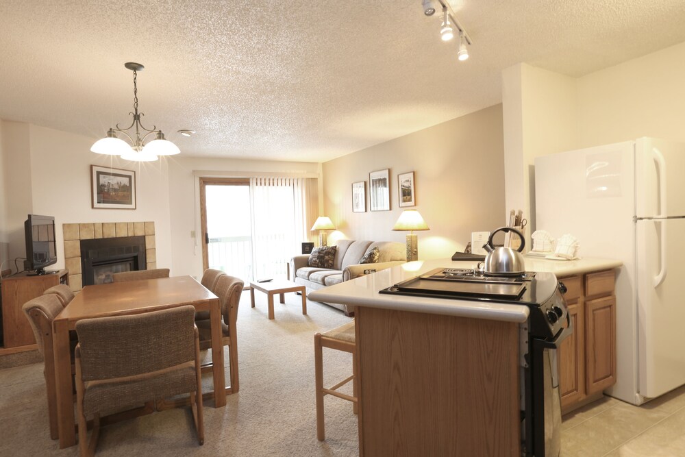 Premium Condo, 2 Bedrooms, 2 Bathrooms (Private Hot Tub) photo 2