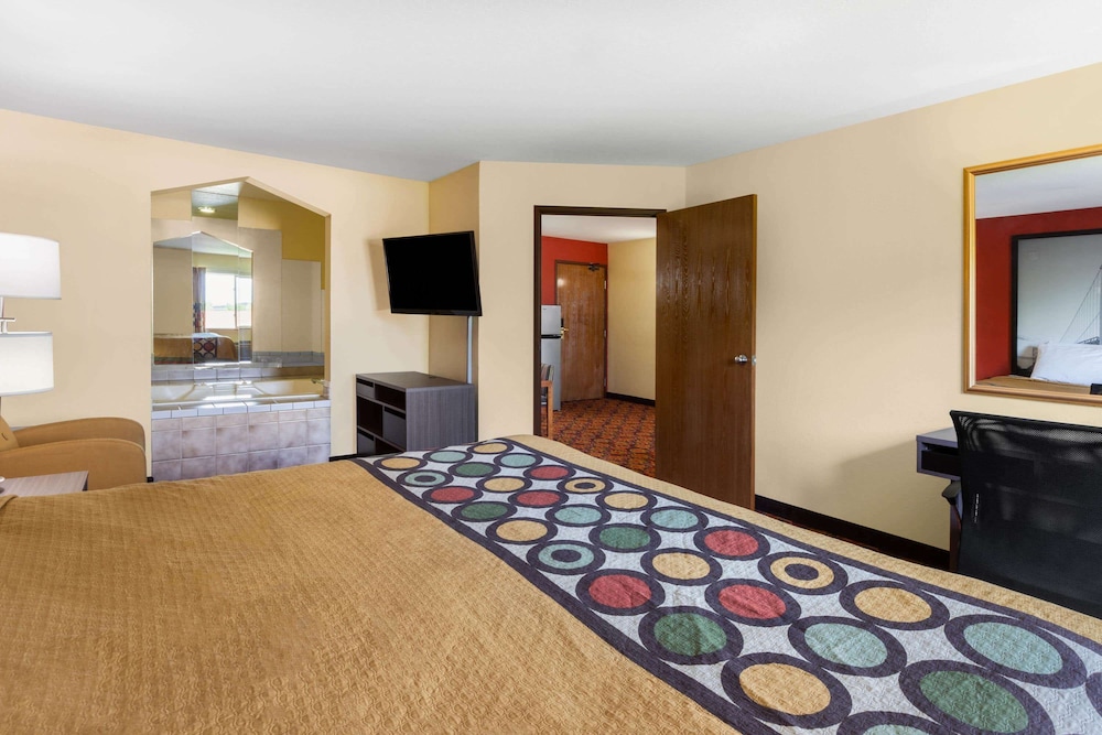Deluxe Suite, 1 King Bed, Non Smoking - Photo 1
