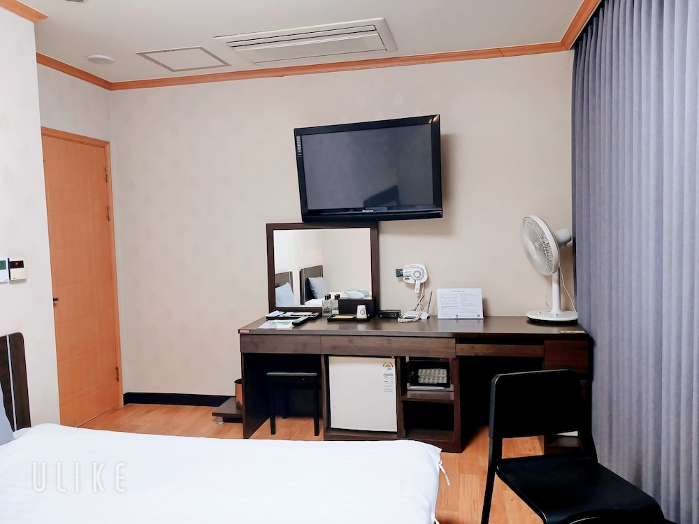 Standard Twin Room, Non Smoking, Mountain View photo 3