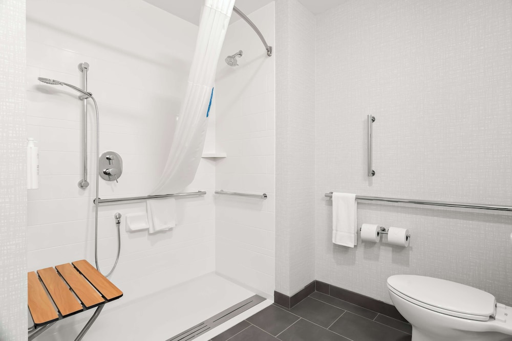 Room, 2 Queen Beds, Accessible (Roll-In Shower) - Photo 4