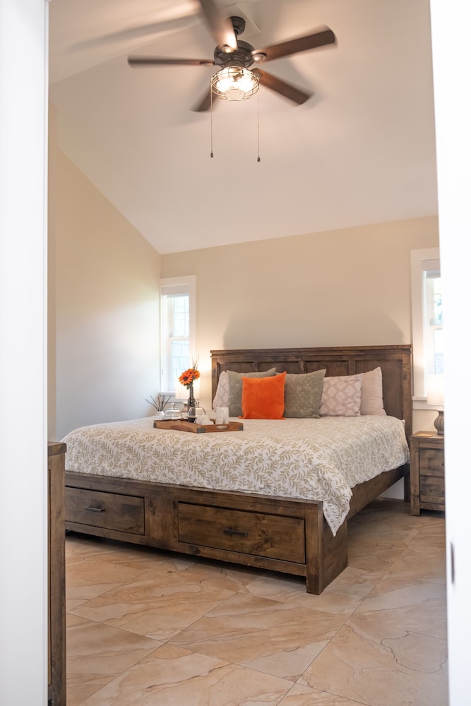 Romantic Suite, Private Bathroom (King Garden Suite)