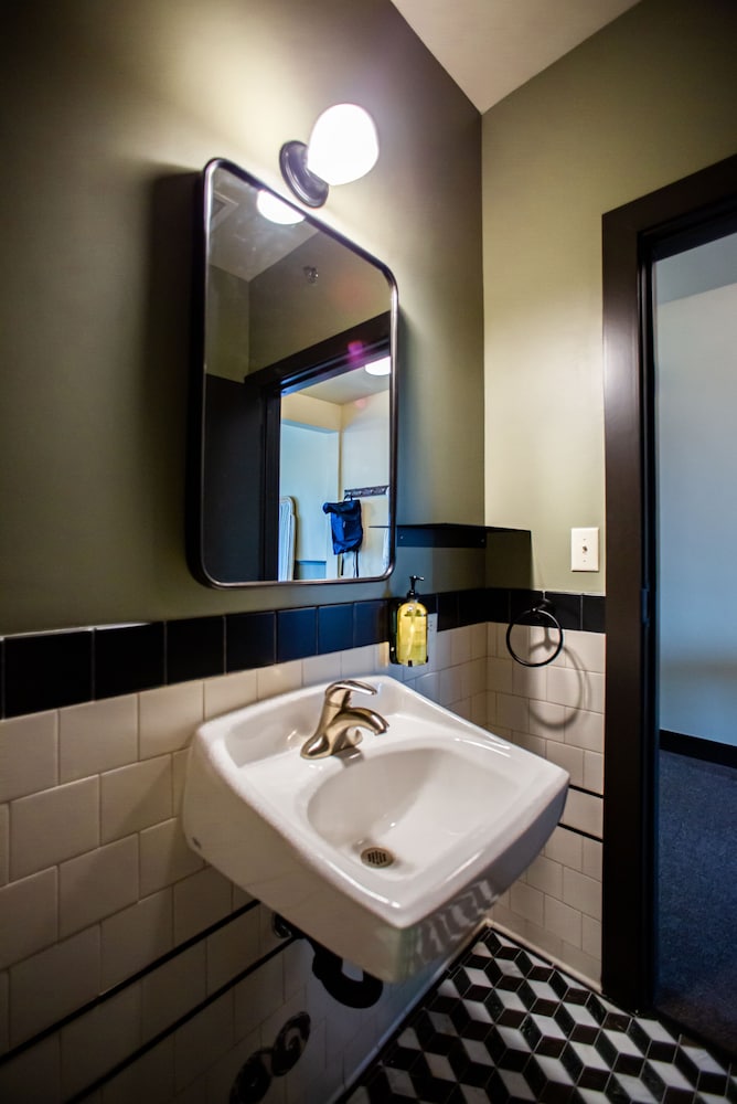 Deluxe Room, 1 King Bed, Ensuite (Deluxe King Ensuite) thumbnail 5