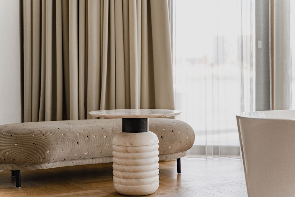 Panoramic Suite, 1 King Bed, Lake View thumbnail 5