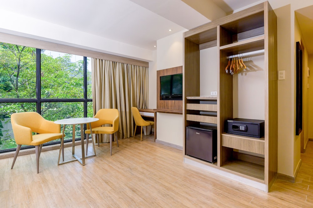 Family Room, 2 Queen Beds, Non Smoking photo 3