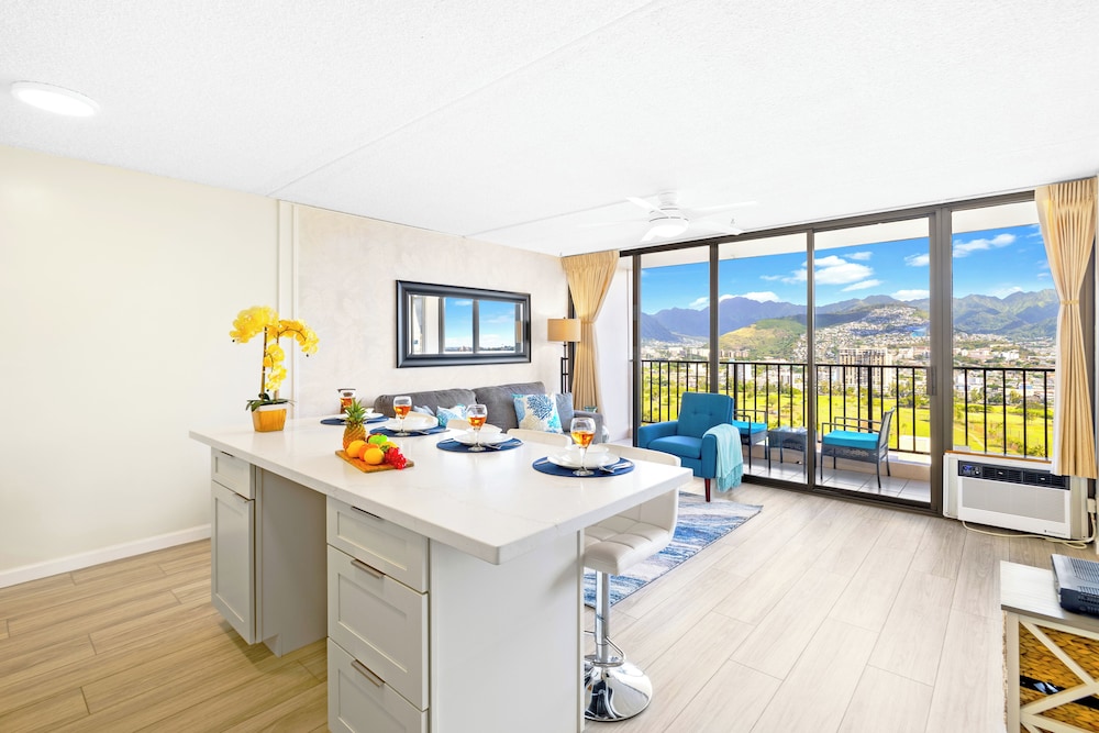 High Floor Mountain View Condo with 2 Beds and Parking: Apartment, 1 Bedroom, Air conditioning, Mountain View (0061) photo