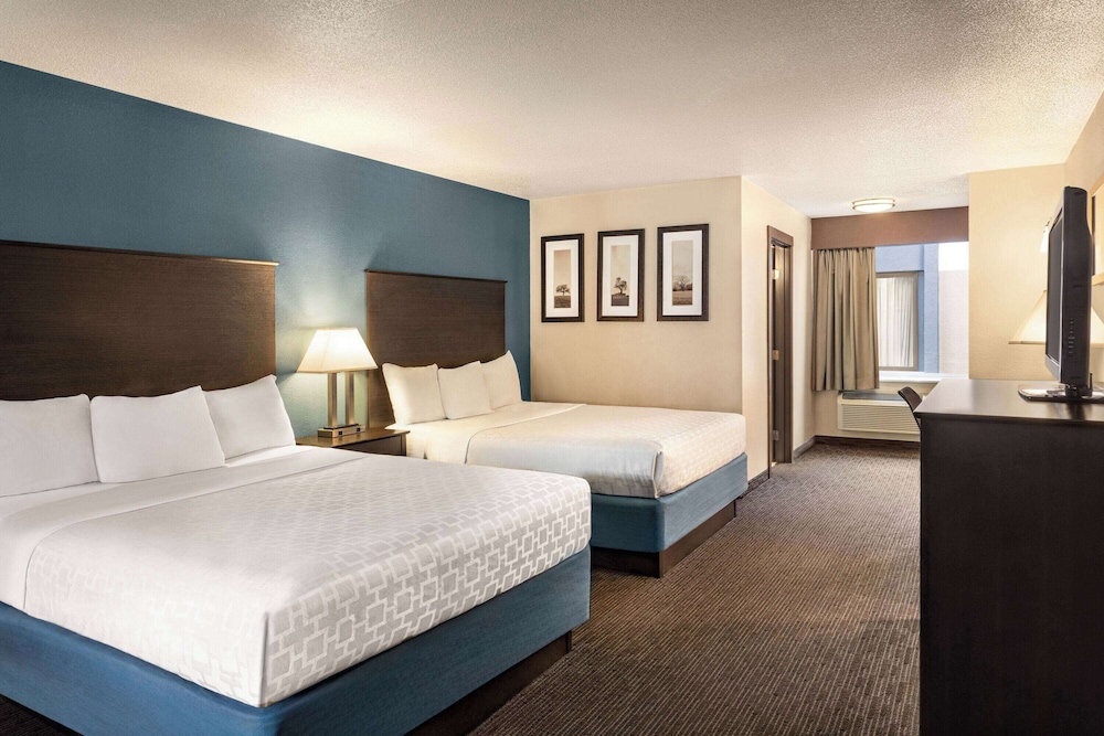 Deluxe Room, 2 Double Beds, Non Smoking, Pool View - Photo 4