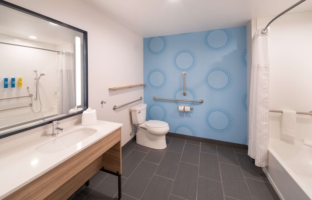 Room, 2 Queen Beds, Accessible, Bathtub - Photo 5