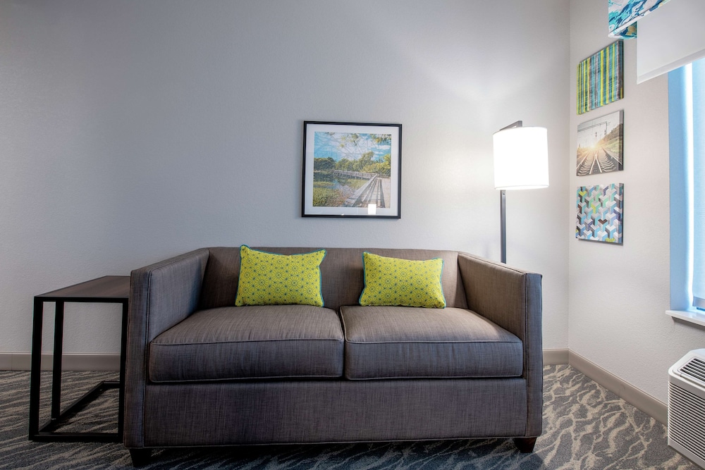 Studio, 1 King Bed, Refrigerator & Microwave (Wet bar) - Photo 3