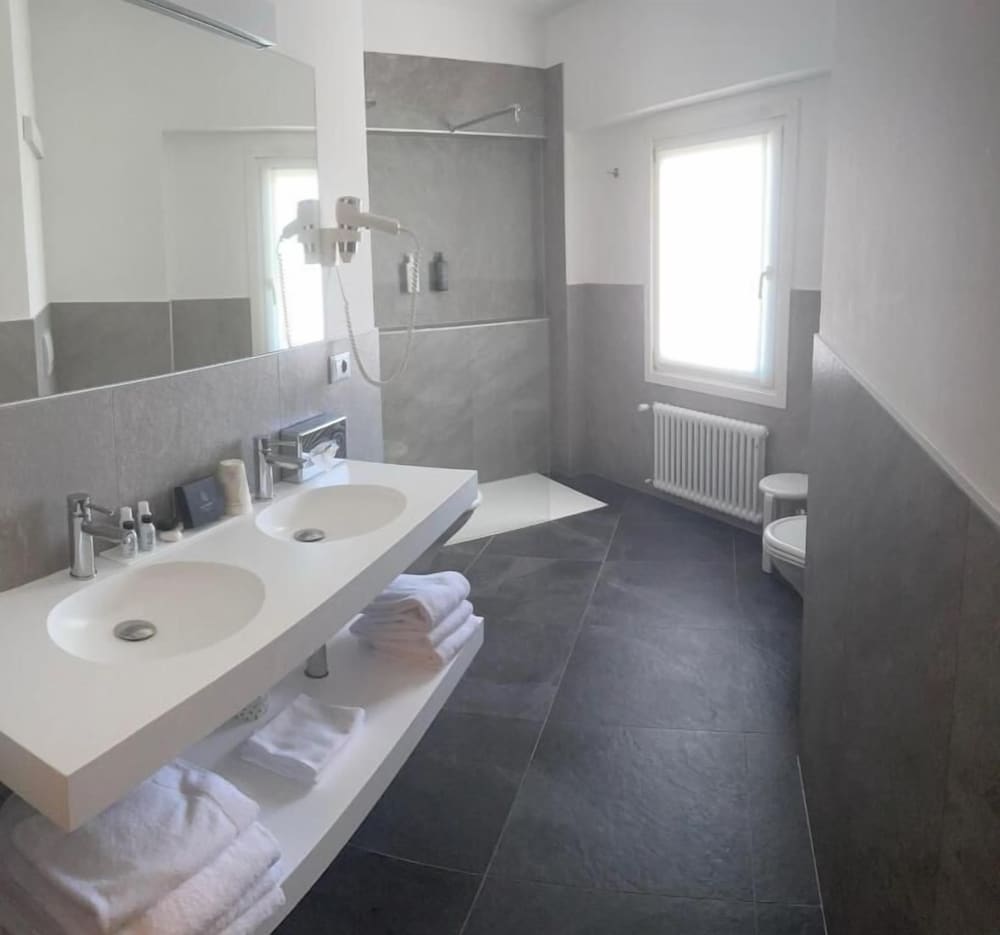 Executive Suite - Photo 4
