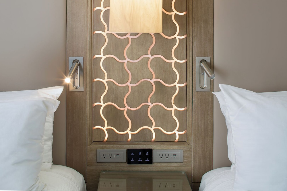 Premier Two Double Beds CitySide View - Photo 4