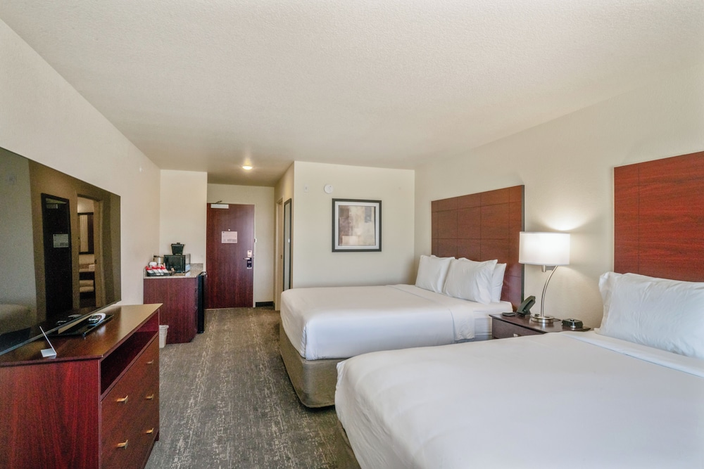 Room, 2 Queen Beds, Non Smoking (Guestroom) - Photo 6