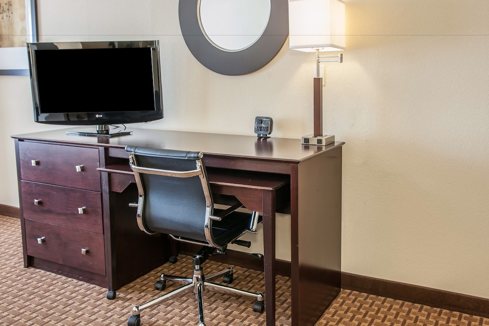 Suite, Non Smoking (2 Double Beds & 1 Sofa Bed) - Photo 3