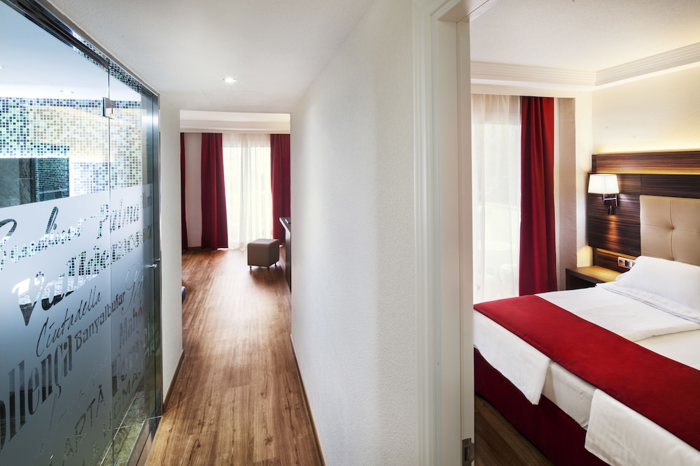 Junior Suite, Partial Sea View thumbnail 5