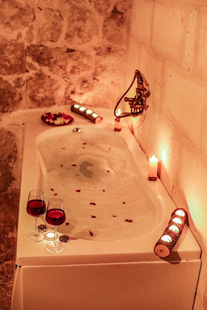 Naz Jacuzzi Deluxe Room - Photo 2