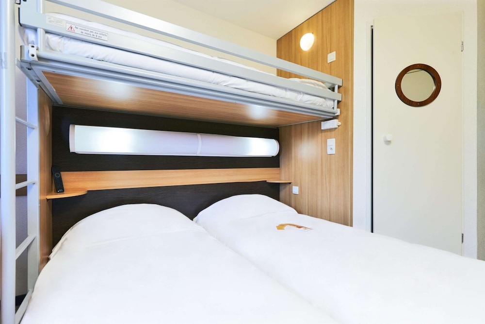 Standard Room, 3 Twin Beds - Photo 4