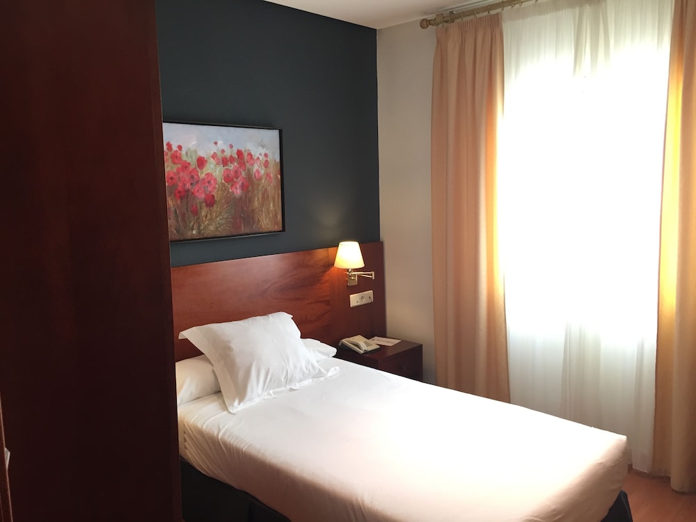 Room - Photo 2