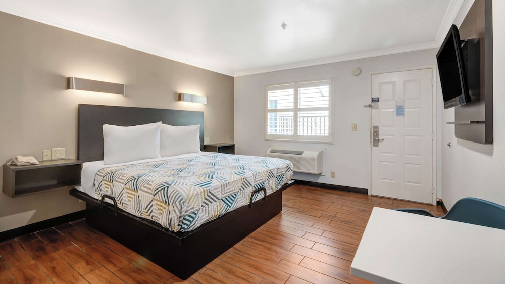 Standard Room, 1 King Bed, Non Smoking, Kitchenette - Photo 4
